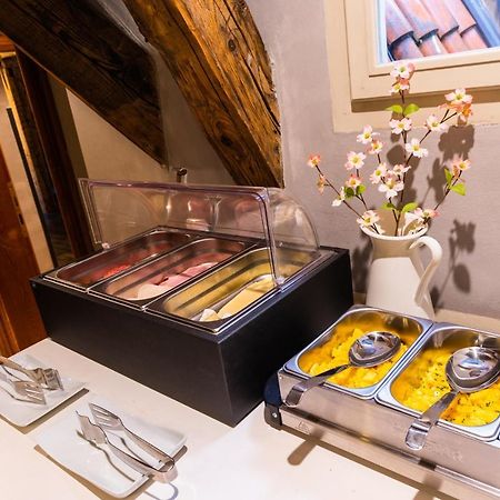 Miss Sophie'S Charles Bridge Hotel Praga Exterior foto